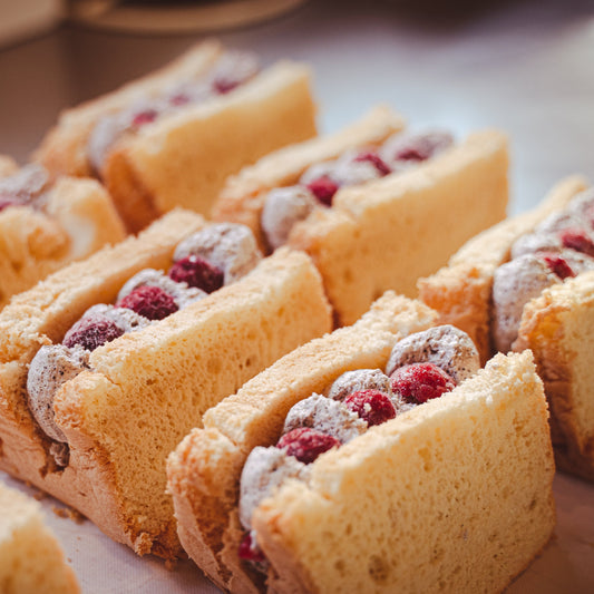 黒ゴマクリームとラズベリーの米粉シフォンサンド